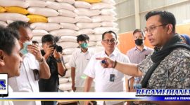 Caption: anggota Ombudsman RI Yeka Hendra Fatika saat cek stok beras, (Dok. Ombudsman RI).
