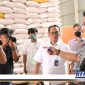 Caption: anggota Ombudsman RI Yeka Hendra Fatika saat cek stok beras, (Dok. Ombudsman RI).