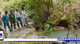 Caption: anggota Polsek dan Koramil Torjun saat berada di lokasi kejadian, (Dok. Harry Regamedianews).