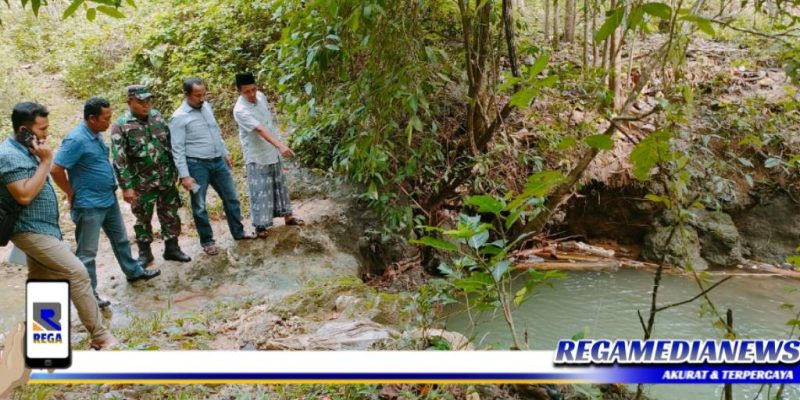 Caption: anggota Polsek dan Koramil Torjun saat berada di lokasi kejadian, (Dok. Harry Regamedianews).