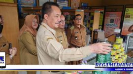 Caption: Kepala BSKDN Kemendagri, Dr. Yusharto Huntoyungo, saat meninjau berbagai prodak makanan ketahanan pangan, (dok. Humas Kemendagri).