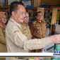 Caption: Kepala BSKDN Kemendagri, Dr. Yusharto Huntoyungo, saat meninjau berbagai prodak makanan ketahanan pangan, (dok. Humas Kemendagri).