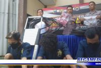 Caption: Polsek Kenjeran tunjukkan tiga pelaku pencurian kabel Telkom, (dok. Basori Regamedianews).