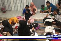 Caption: antusias murid SD di Desa Telaga Biru saat mengikuti bimbingan belajar, (dok. KKN Tematik PIF UTM Kelompok 01).
