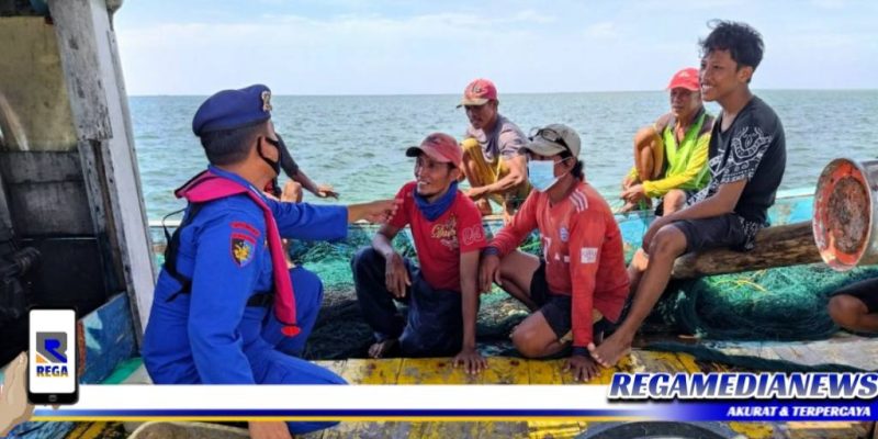 Caption: Sat Polairud Polres Sampang memberikan imbauan kepada nelayan, (dok. Humas Polres Sampang).