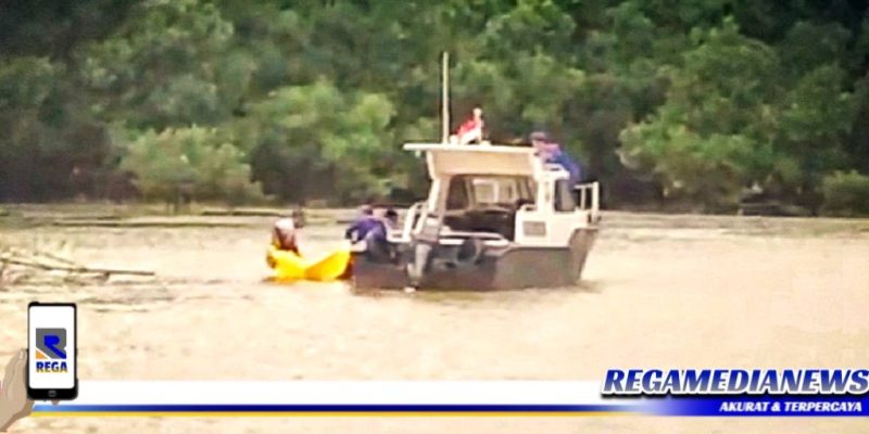 Caption: gunakan kapal polisi, Sat Polairud evakuasi jasad manusia silver, (dok. Harry Regamedianews).