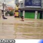 Caption: tampak sejumlah warga menerobos genangan banjir, (dok. red regamedianews).