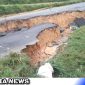 Caption: di sekitar jalan yang ambles terpasang garis police line, (dok. red regamedianews).