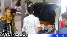 Caption: jenazah (Moh. Romli) saat dinaikkan ke ambulance, (dok. red regamedianews). 