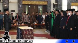 Caption: Ketua KPUD Bangkalan Zainal Arifin saat melantik 90 anggota PPK, (dok. Syafin Regamedianews).