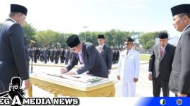 Caption: penandatanganan usai Bupati Sampang lantik ratusan pejabat di Alun-Alun Trunojoyo, (dok. prokopim).