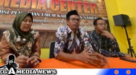 Caption: tengah, Ketua KPUD Sampang Addy Imansyah, (dok. kompasmadura).