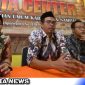 Caption: tengah, Ketua KPUD Sampang Addy Imansyah, (dok. kompasmadura).