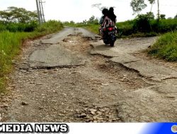 Jalan Poros Omben – Kedungdung Sampang Rusak Parah