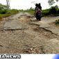 Caption: kondisi jalan poros jalur Omben - Kedungdung yang rusak parah, (dok. Harry Regamedianews).
