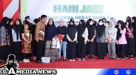 Caption: Abu Rizal didampingi ibunda, saat memperingati hari jadi Rumah Desa Hebat ke 4, di Pendopo Trunojoyo Sampang, (dok. redaksi regamedianews).