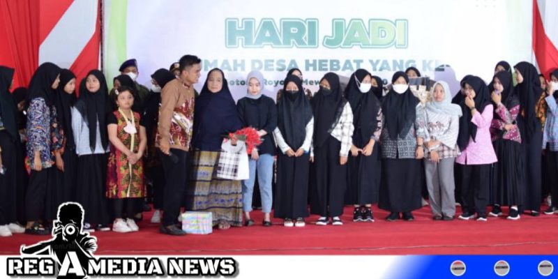 Caption: Abu Rizal didampingi ibunda, saat memperingati hari jadi Rumah Desa Hebat ke 4, di Pendopo Trunojoyo Sampang, (dok. redaksi regamedianews).