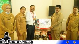 Caption: penyerahan bantuan sembako secara simbolis diterima Plt Bupati Bangkalan, (dok. SKK Migas PHE WMO).