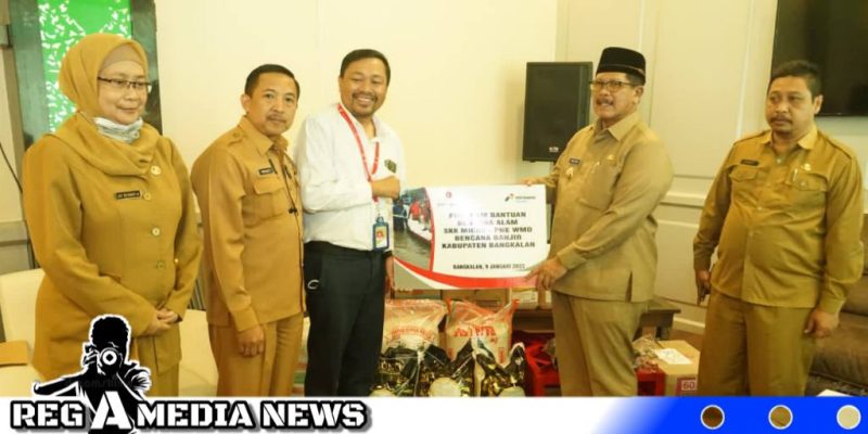 Caption: penyerahan bantuan sembako secara simbolis diterima Plt Bupati Bangkalan, (dok. SKK Migas PHE WMO).