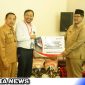Caption: penyerahan bantuan sembako secara simbolis diterima Plt Bupati Bangkalan, (dok. SKK Migas PHE WMO).