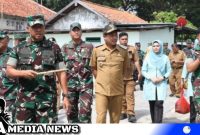 Caption: Danrem 084/Bhaskara Jaya didampingi Wabup Sampang saat tinjau asrama lama Kodim, (dok. Prokopim).