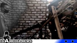 Caption: tampak sebagian rumah dan kandang sapi ambruk pasca kebakaran, (dok. Harry Regamedianews).