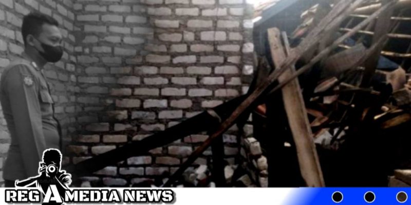 Caption: tampak sebagian rumah dan kandang sapi ambruk pasca kebakaran, (dok. Harry Regamedianews).