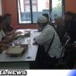 Caption: sejumlah tokoh masyarakat Desa Gunung Rancak saat audiensi ditemui Kasi Intel dan Kasi Pidsus Kejari Sampang, (dok. redaksi regamedianews.com)