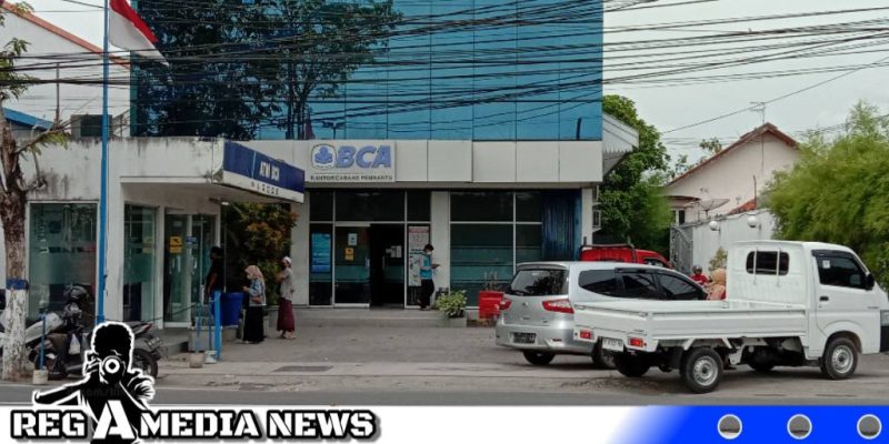 Caption: lokasi kejadian insiden cekcok antara anggota kepolisian dengan nasabah, didepan Bank BCA Sampang, (dok. regamedianews).