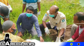 Caption: saat keluarga korban melakukan pembongkaran almarhum Amzan. (Foto.asmar endi) 