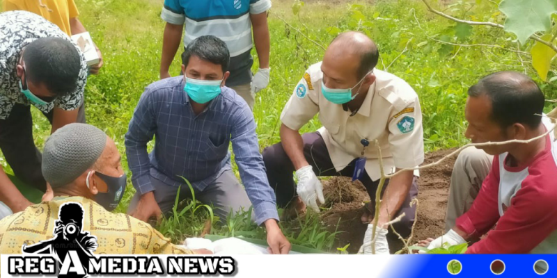 Caption: saat keluarga korban melakukan pembongkaran almarhum Amzan. (Foto.asmar endi) 