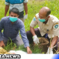 Caption: saat keluarga korban melakukan pembongkaran almarhum Amzan. (Foto.asmar endi) 