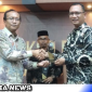 Caption: Sekda Aceh Selatan, Cut Syazalisma saat menerima penghargaan dari Kepala KPKNL Banda Aceh, Istina Setya Lestari (foto: Asmar) 