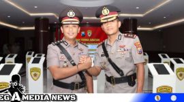 Caption: AKBP Arman berjabat tangan dengan AKBP Siswantoro usai sertijab, (dok. Humas Polda Jawa Timur).