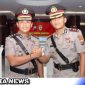 Caption: AKBP Arman berjabat tangan dengan AKBP Siswantoro usai sertijab, (dok. Humas Polda Jawa Timur).