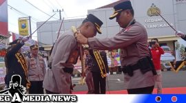 Caption: Kapolres Pamekasan yang Baru AKBP Satria Permana saat disambut dengan Upacara Pedang Pora.(foto Sohebullah) 