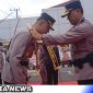 Caption: Kapolres Pamekasan yang Baru AKBP Satria Permana saat disambut dengan Upacara Pedang Pora.(foto Sohebullah) 