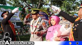 Caption: Kapolres Sampang yang baru AKBP Siswantoro disambut tradisi pedang pora, (dok. regamedianews).