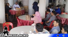 Caption: Ketua KIP Aceh Selatan, Saiful Bismi, SE yang didampingin Sekretaris KIP, Elwin saat memberi keterangan kepada awak media di hotel dian rana tapaktuan. (Foto: asmar endi) 