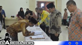 Caption: saat menandatangani dokumen perjanjian kinerja dan pakta integritas bersama Bupati Aceh Selatan. (Foto: Asmar endi) 