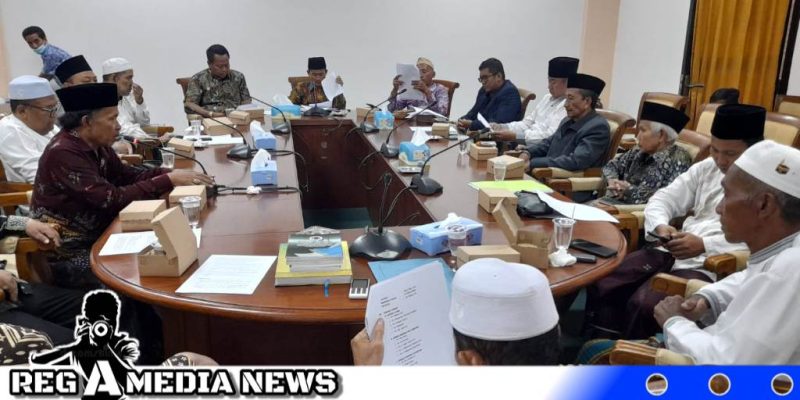 Caption: sejumlah kiai dari MUI Sampang saat audiensi ke DPRD, (dok. regamedianews).