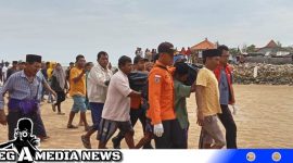 Caption: Tim SAR dan nelayan pantura Sampang saat evakuasi jasad korban tenggelam, (dok. regamedianews).