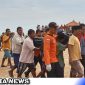 Caption: Tim SAR dan nelayan pantura Sampang saat evakuasi jasad korban tenggelam, (dok. regamedianews).