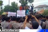 Caption: Forum Masyarakat saat demo didepan kantor KPUD Sampang, (dok. regamedianews).