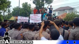 Caption: Forum Masyarakat saat demo didepan kantor KPUD Sampang, (dok. regamedianews).