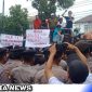 Caption: Forum Masyarakat saat demo didepan kantor KPUD Sampang, (dok. regamedianews).