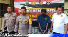 Caption: Polsek Kenjeran tunjukkan tersangka curanmor TKP Bulak Setro, (dok. Basori Regamedianews).