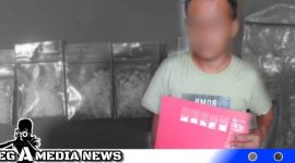 Caption: tersangka MY tunjukkan barang bukti narkoba jenis sabu-sabu, (dok. regamedianews).