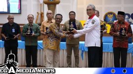 Caption: Kadis Kominfo Pemkab Aceh Selatan saat melaksanakan penandatangan perjanjian kerjasama penggunaan sertifikat elektroknik (Foto/AE) 