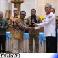 Caption: Kadis Kominfo Pemkab Aceh Selatan saat melaksanakan penandatangan perjanjian kerjasama penggunaan sertifikat elektroknik (Foto/AE) 